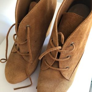 Shoes: High heel shoe